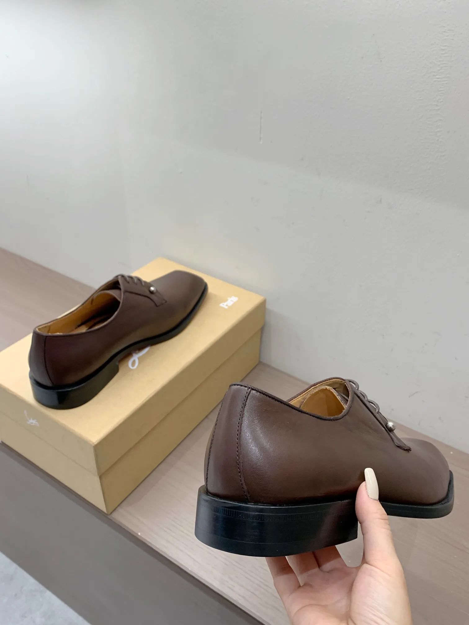 [CL red sole shoes] Top P: 1020💰 Size 39-44 (38.45.46 custom-made, non-returnable) Christian Louboutin men's classic Oxford shoes, men's business formal leather shoes💫Original molding, 1:1 replica, specially made for nobles. The unique shoe shape is unique and 100% comfortable! The whole shoe is made of imported Italian cowhide material, carefully selected, with fine pores and rich luster. Cow leather lining, soft and comfortable, sweat-absorbent and breathable. Genuine leather outsole, non-slip and wear-resistant, full of texture, elegant and luxurious overall, integrating comfort, formality and luxury! The Rolls Royce of shoes!